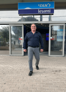 יועץ משכנתא בכניסה לבנק לאומי